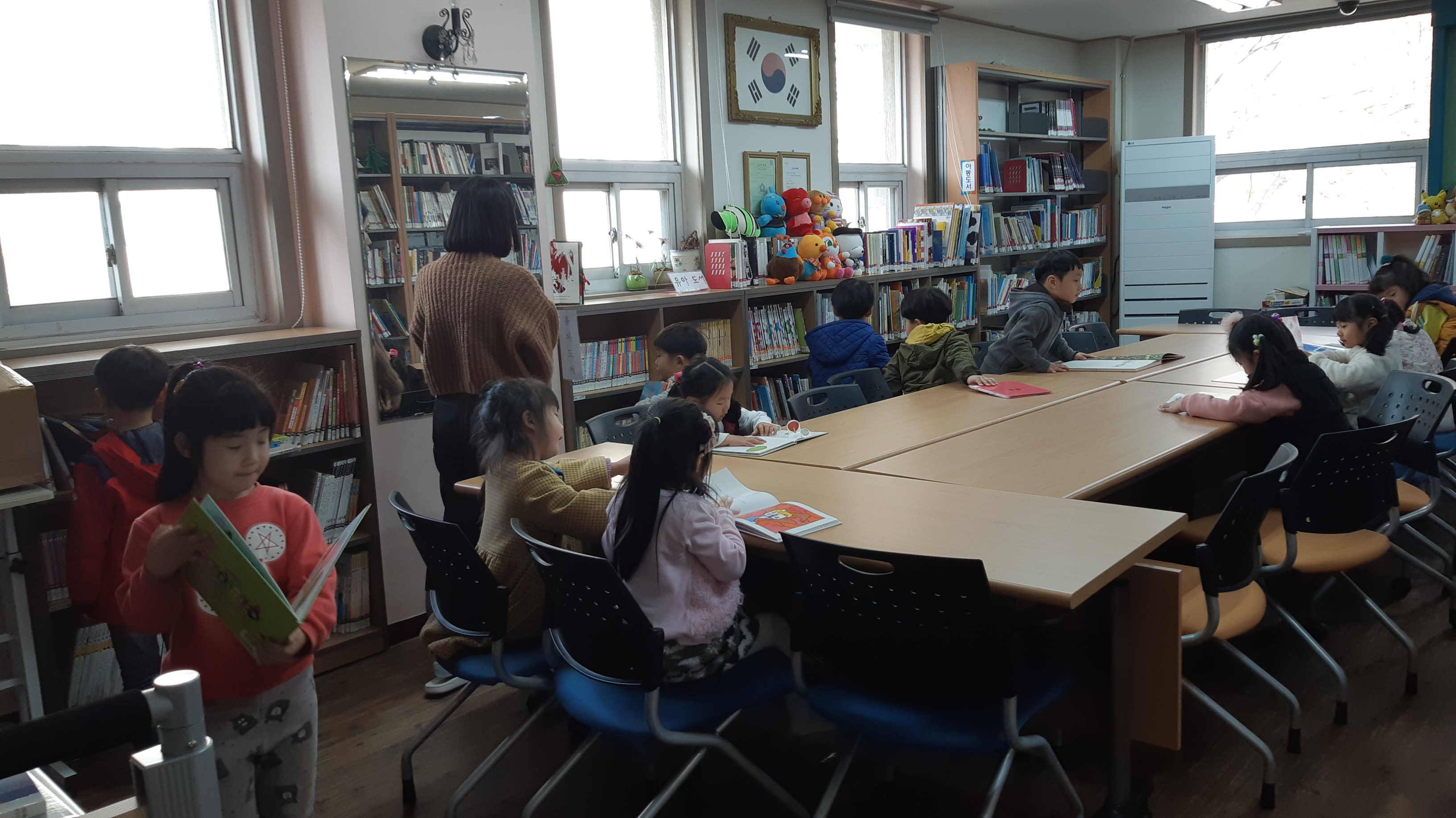 시온유치원 원아들 도서관이용(11월8일)